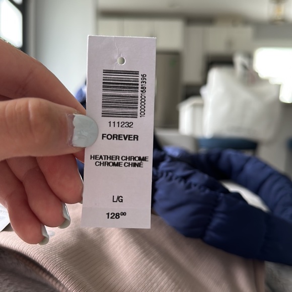 Aritzia, Large, Babaton knit white cropped tank. Never worn. Excellent condition - Picture 5 of 5